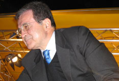Romano Prodi gewinnt die Vertrauensabstimmung