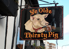 In englischen Pubs treffen sich nach Feierabend traditionell sehr viele Menschen.