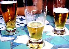 Es ist noch nicht sicher, ob durch das neue Gesetz der Alkoholkonsum steigen oder sinken wird.