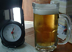Wegen der Sperrstunde haben bislang viele Engländer "gegen die Uhr" getrunken. Nun kann man auch noch später ein Bier bestellen.