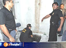 Brasilianische Polizisten stehen vor dem Eingang des Tunnels, der zum Banktresor führt.