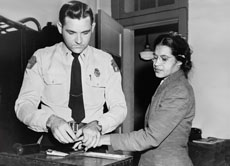 Rosa Parks wurde verhaftet, weil sie ihren Platz nicht für einen weißen Fahrgast räumen wollte. Hier muss sie ihre Fingerabdrücke abgeben.