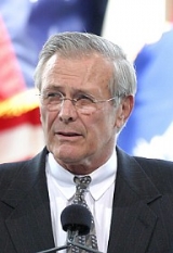 Wegen den Folterungen im Abu-Ghuraib-Gefängnis gab es von Seiten der Presse und der Politik massive Rücktrittsforderungen an US-Verteidigungsminister Rumsfeld.