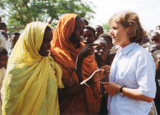 Diese Frauen aus Darfur sprechen mit einer Mitarbeiterin der Hilfsorganisation Welthungerhilfe.