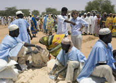 Viele Millionen West-Sudanesen mussten vor den Reitermilizen in die Wüste flüchten. Dort müssen sie in Flüchtlingslagern lange anstehen und warten, bis sie Essen bekommen.