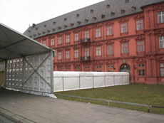 Durch einen schusssicheren Tunnel wird US-Präsident Bush ins Mainzer Schloss gelangen.