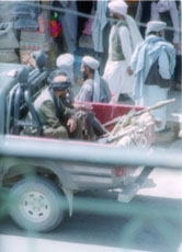 Die Taliban verbreiten in der afghanischen Bevölkerung Angst und Schrecken. Das Foto zeigt zwei bewaffnete Taliban-Kämpfer im Jahr 2001 in der westafghanischen Stadt Herat.