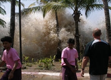 Die Wassermassen treffen auf die Küste: Hier in Thailand im Dezember 2004.