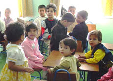 UNICEF ist das Kinderhilfswerk der Vereinten Nationen. Zum Beispiel setzt es sich dafür ein, dass Schulen in armen Ländern errichtet werden.