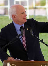 McCain ist gegen einen baldigen Truppenabzug aus dem Irak und tritt innenpolitisch für Steuerentlastungen ein. Außerdem spricht er sich gegen das Recht auf Abtreibung aus.