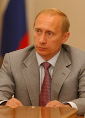 Kritiker werfen der russischen Regierung und ihrem Ministerpräsidenten Putin vor, viel zu spät auf die Katastrophe reagiert zu haben.