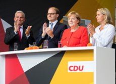Die CDU/ CSU haben zwar im Vergleich zur letzten Wahl deutlich an Stimmen verloren, sie werden mit 32,9 Prozent der Stimmen jedoch weiterhin die stärkste Kraft im Bundestag sein.