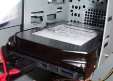 Die Festplatte ist innen im Computergehäuse festgeschraubt.