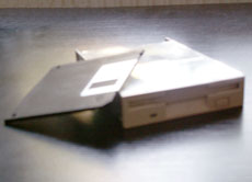 Diskettenlaufwerk mit einer 90-Milimeter- / 3,5 Zoll- Diskette.