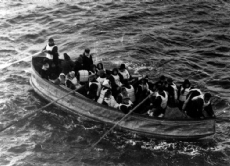 Dieses Bild wurde zum Zeitpunkt des Unglücks von einem Passagier des Schiffes Carpathia aufgenommen, das zu Hilfe kam. Es zeigt ein Rettungsboot der Titanic, auf welchem Menschen in Sicherheit gebracht werden können.