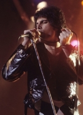 Freddie Mercury führte ein exzessives Leben mit vielen Partys, Drogen und Alkohol. Bild: Konzert 1978 in New Haven