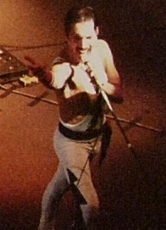 Freddie Mercury im Jahr 1984 bei einem Liveauftritt in Frankfurt am Main