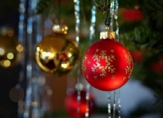 Heute gibt es ganz viele verschiedene Sorten von Weihnachtsbaumschmuck. In der Schweiz hat man früher sogar Käse als Schmuck verwendet.