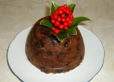 Zu Weihnachten wird in England häufig Plumpudding serviert - ein Kuchen aus Rosinen und Nüssen, in dem eine Münze versteckt wird.