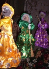 In einigen Regionen Italiens ist der Brauch der Dreikönigshexe Befana verbreitet. Die Geschenke werden dann nicht vom Weihnachtsmann oder Christkind gebracht, sondern von dieser Hexe.