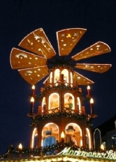 Eine große Weihnachtspyramide auf dem Adventsmarkt