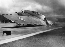 Beim Angriff auf Pearl Harbor wurde auch der Flugplatz "Hickam Air Force" attackiert. Bild: ein zerstörter B-17-Bomber