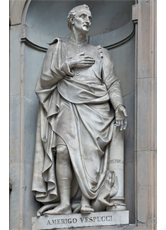 Diese Statue von Amerigo Vespuccis steht in den Uffizien in Florenz.