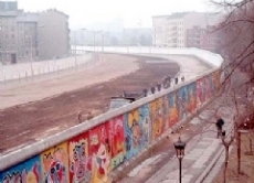 Blick vom Bethaniendamm im Westberliner Stadtteil Kreuzberg auf die Berliner Mauer. Im Hintergrund sieht man eine Grenzstreife der DDR.