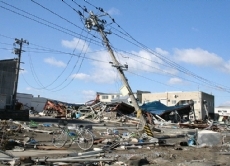 Schäden nach der Tsunami-Katastrophe im März 2011, Auslöser für die nukleare Katastrophe im Atomkraftwerk Fukushima Daiichi.
