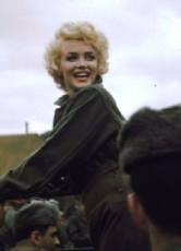 Die Stilikone Marilyn Monroe auf dem Höhepunkt ihrer Karriere 1954 auf Tournee in Korea
