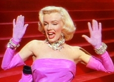 1953 erlebte Marilyn Monroe ihren großen Durchbruch als Filmstar. In diesem Jahr drehte sie den Film "Blondinen bevorzugt", in dem sie auch eines ihrer bekanntesten Lieder, "Diamonds are a Girl's Best Friend", singt.