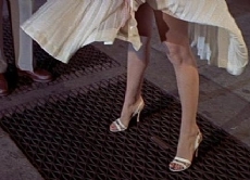 Der Komödie "Das verflixte siebte Jahr" von 1954 verdanken wir eine der bekanntesten Szenen der Filmgeschichte: Monroe trägt in diesem Film ein weißes Kleid, das vom Wind eines U-Bahn-Schachtes hochgeweht wird, während sie versucht, es herunterzudrücken.