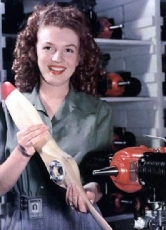 Die damals erst 19-jährige Marilyn Monroe wurde 1945 als Model für das Magazin Yank der US-Army entdeckt.