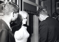 Der Filmstar 1962 mit den Brüdern Robert und John F. Kennedy nach der großen Geburtstagsgala des US-Präsidenten. Monroe wurde ein Verhältnis zu beiden Kennedy-Brüdern nachgesagt - ob was daran ist, kann bis heute nur vermutet werden.
