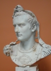 "Caligula", der römische Kaiser Gaius Caesar Augustus Germanicus, wurde am 31. August 12 in Antium geboren und starb am 24. Januar 41 in Rom.