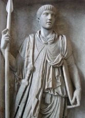 Im Jahr 41 hatte die Prätorianergarde genug von dem wahnsinnigen Kaiser und unter der Führung des Offiziers Cassius Chaerea wurde ein Mordkomplott geschmiedet. Bild: ein Prätorianer, also Soldat der kaiserlichen Leibgarde