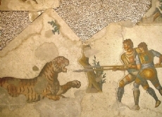 Der größenwahnsinnige Caligula verfolgte und tötete seine politischen Gegner und ließ noch mehr Gladiatorenkämpfe und gefährliche Tierhetzen veranstalten.