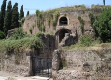 Der junge Herrscher Caligula lebte verschwenderisch und ließ zum Beispiel einen Tempel für den ersten römischen Kaiser Augustus errichten, um seine Verbundenheit auszudrücken.