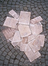 Das Mahnmal der Geschwister Scholl und der Weißen Rose kann man an der Münchner Uni sehen. Es zeigt das letzte Flugblatt der Gruppe.