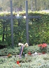 Sophie und Hans Scholl sind auf dem Friedhof Perlacher Forst in München beigesetzt worden. Sie waren sehr mutige Menschen, an denen man sich ein Beispiel nehmen kann.