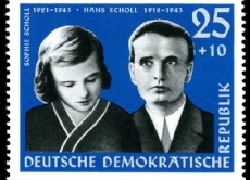 Sophie und Hans Scholl waren Mitglieder der Widerstandsgruppe „Weiße Rose“. Sie kämpften gegen Hitler und sein Regime. Am 22. Februar 1943 wurden sie für ihre Taten hingerichtet. Hier wird auf einer DDR-Briefmarke an ihren mutigen Widerstand erinnert.