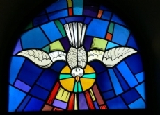 Ein Buntglasfenster in der St. Andreas Kirche in Niederkappel in Oberösterreich. Das Werk wurde von Gerhard Wünsche angefertigt und bildet die Taube als Symbol für den Heiligen Geist ab.