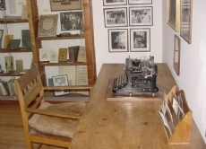 An diesem Schreibtisch hat Hermann Hesse seine Bücher geschrieben, die heute noch auf der ganzen Welt gelesen werden.