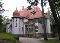 Das "Haus Wiesenstein" in Agnetendorf im schlesischen Teil des Riesengebirges war ab 1901 bis zu seinem Tod das heimatliche Anwesen von Gerhart Hauptmann. Seit dem Ende des Zweiten Weltkriegs gehört das Dorf zu Polen.