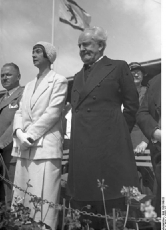Gerhart Hauptmann im Jahr 1932 mit seiner zweiten Ehefrau Margarete.