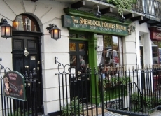 Die Romanfigur Sherlock Holmes wohnt in der Londoner Baker Street 221b. Als Doyle die Geschichten um den Detektiv niederschrieb, gab es diese Adresse noch nicht. Erst später wurde sie zu Ehren der Figur eingerichtet und heute befindet sich dort ein Sherlock-Holmes-Museum.
