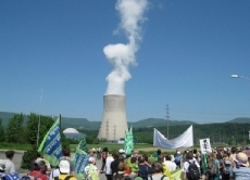 Seit den 1970er Jahren demonstrieren viele Menschen gegen den Einsatz von Kernenergie. Wie die Folgen eines Reaktorunfalls aussehen könnten, beschreibt Gudrun Pausewang in ihrem Roman "Die Wolke".