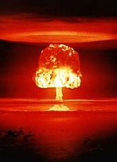 In "Die letzten Kinder von Schewenborn" beschreibt Pausewang, was passieren könnte, wenn es zum Atomkrieg kommt. Sie möchte darin schon junge Leser warnen und zum Nachdenken anregen.