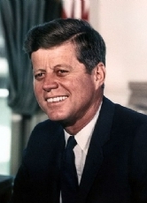 John F. Kennedy (1917-1963), von 1961 bis 1963 Präsident der USA, war der bis dahin jüngste ins Amt gewählte Präsident und hatte viele Anhänger.