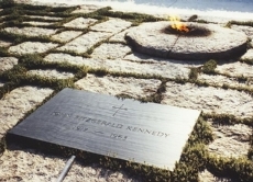 Das Grab John F. Kennedys auf dem Nationalfriedhof Arlington. Die "ewige Flamme" erinnert daran, dass sein Mythos weiterlebt.